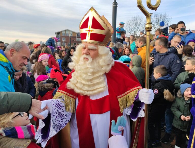 Sinterklaas veilig aangemeerd aan het Vuykpark