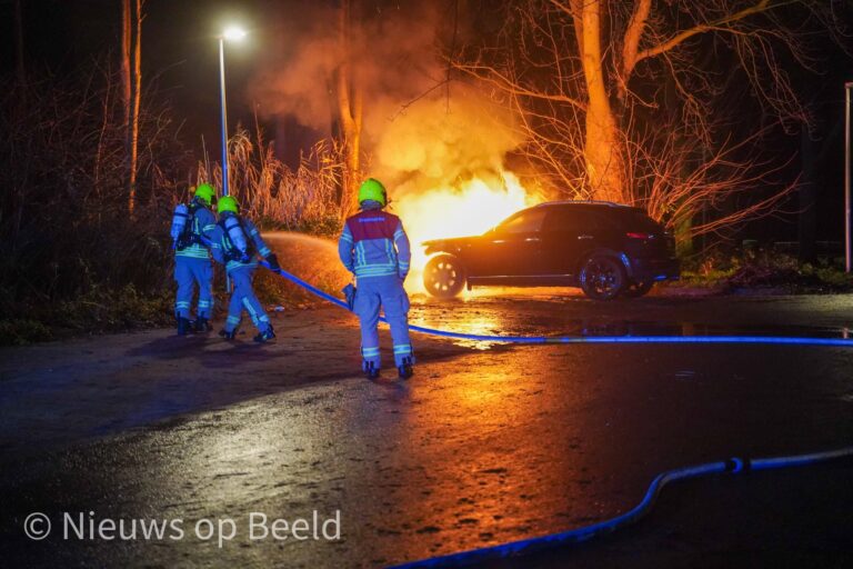 Auto verwoest door brand langs de Bermweg