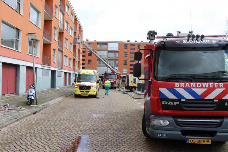 Brandweer haalt patiënt uit woning Valkenhof