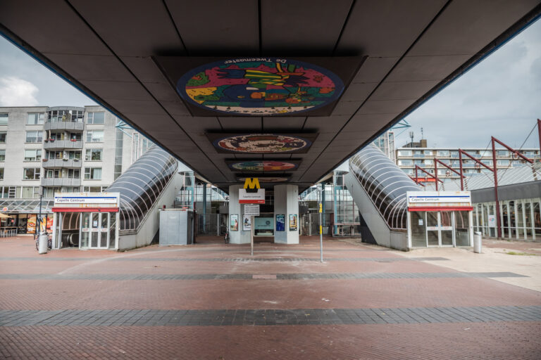 Kunstdoeken onder metrobaan op Stadsplein verdwijnen na werkzaamheden