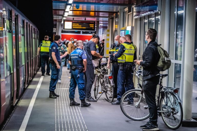 Ruim 300 bekeuringen tijdens openbaar vervoerscontrole metrostation Capelsebrug