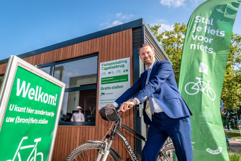 Vernieuwde en grotere fietsenstalling bij Capelsebrug geopend