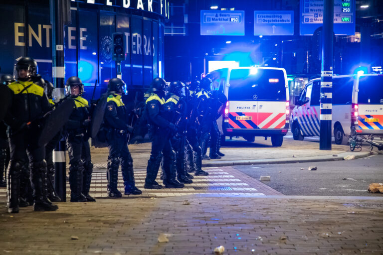 Capellenaar moet twee maanden de cel in voor bekogelen ME-bus tijdens Rotterdamse rellen