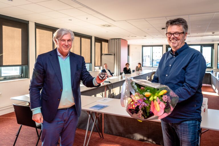 Willem Kramer ontvangt Capels Compliment voor inzet bij CJG