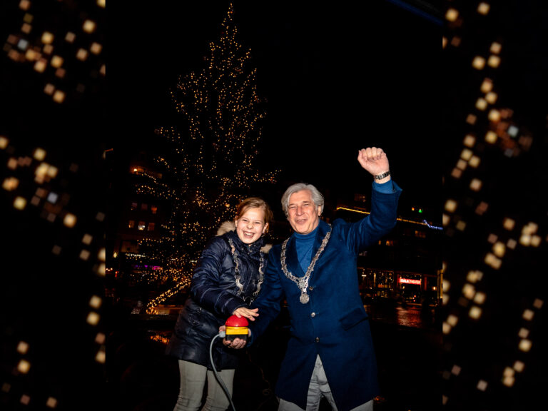 Kinderburgemeester en burgemeester ontsteken op Stadsplein lichtjes van kerstboom
