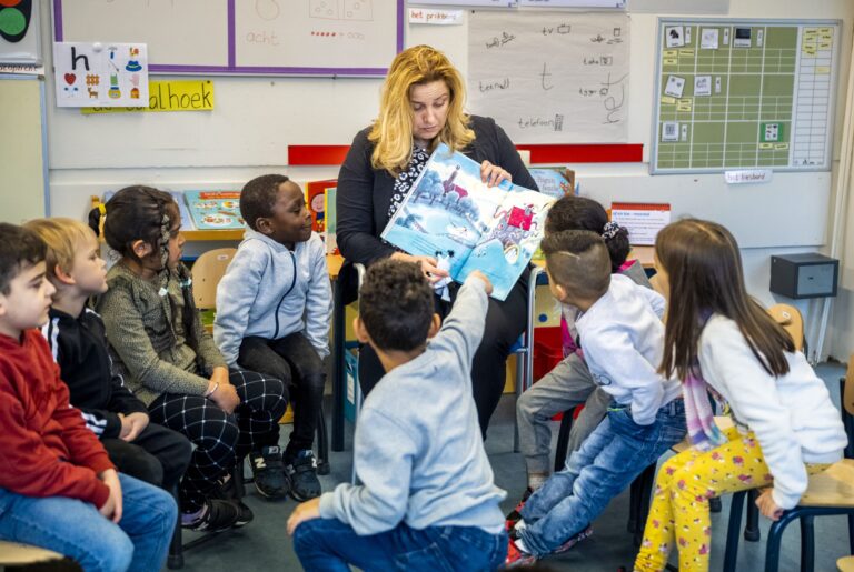 Wethouder Westerdijk leest voor op basisschool Ontdekrijk
