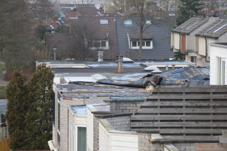 Veel schade aan daken in Bijendans en Sofie Blank Erf Schollevaar