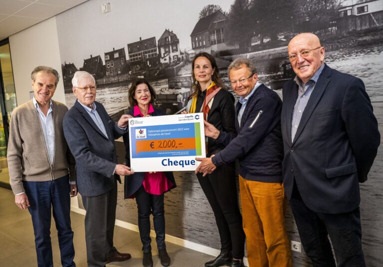 Inloophuis De IJssel ontvangt cheque van 2000 euro na Passieconcert