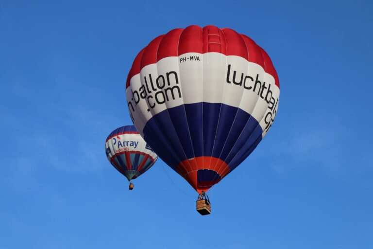 Luchtballonnen stijgen op vanuit Schollebos
