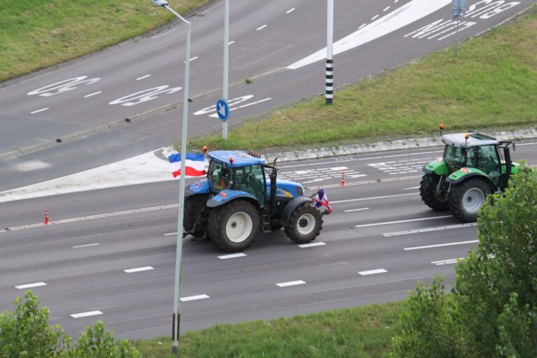 Boeren uit Krimpenerwaard trekken met tractor naar Rotterdamse Coolsingel