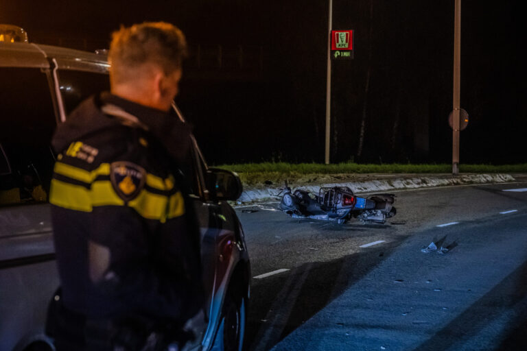 Slachtoffers zoeken getuigen na ongeluk tussen scooter en politiebus op Capelseplein