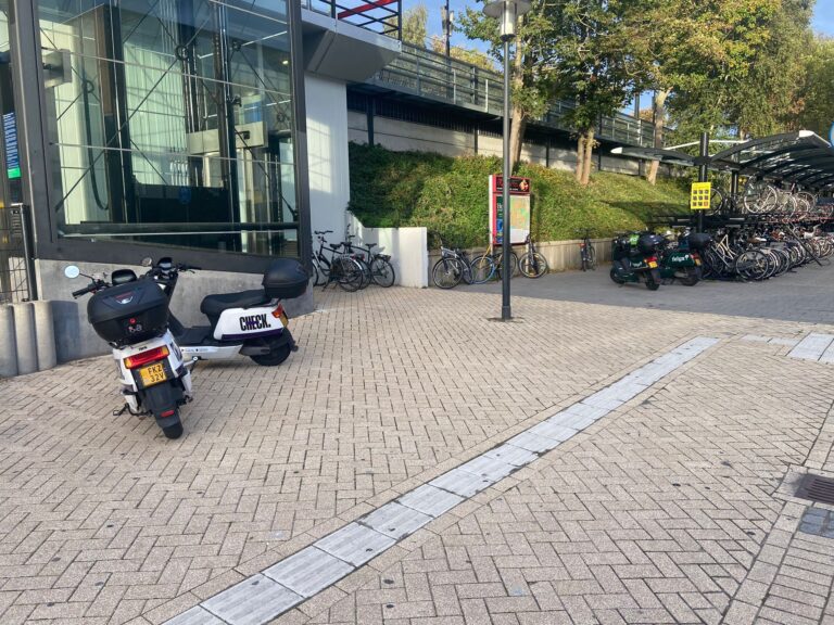 Gemeente start enquête over parkeerzones deelscooters