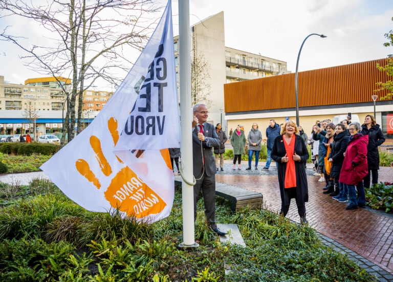 ‘Orange the World’-vlag gehesen bij gemeentehuis op internationale Dag tegen Geweld tegen Vrouwen