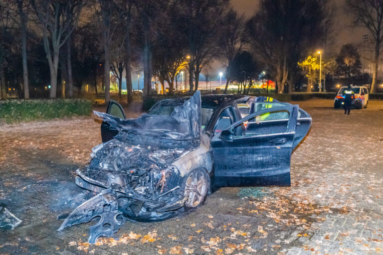 Auto verwoest door brand op parkeerterrein voetbalvereniging SVS