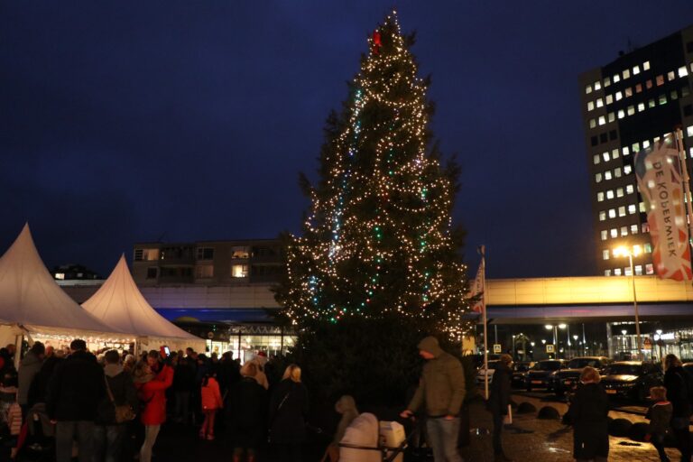 Aanzetten lichtjes grote kerstboom op 9 december