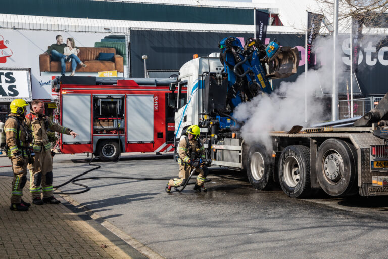 Brandweer blust beginnende vrachtwagenbrand in CapelleXL
