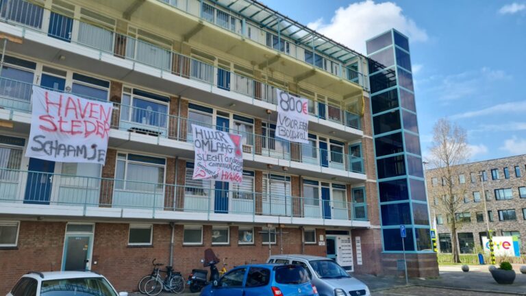 Protestspandoeken op flat Reigerlaan: “Havensteder, schaam je!”