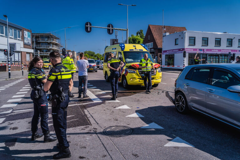 Ambulance botst tijdens spoedrit achterop auto op Capelseweg