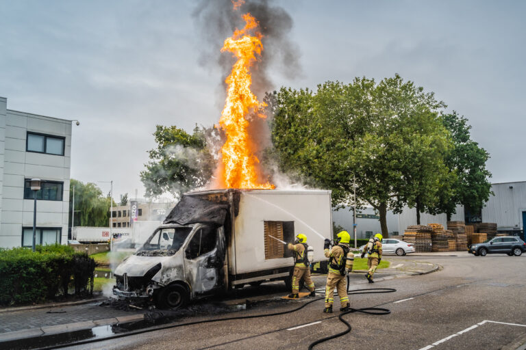 Bakwagen uitgebrand op bedrijventerrein Capelle XL
