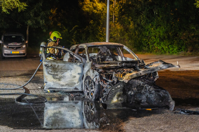 Gestolen auto in brand gestoken op parkeerplaats Groenedijk