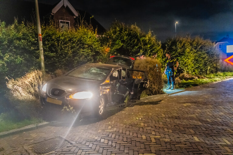 Automobilist rijdt auto aan gort na mislukte inhaalactie op Hoofdweg