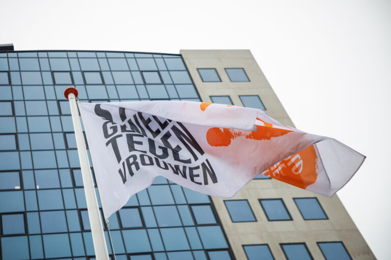 ‘Orange the World’-vlag gehesen op gemeentehuis om aandacht te vragen voor geweld tegen vrouwen