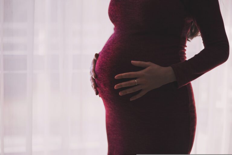 Mishandelde hoogzwangere vrouw bevallen van gezonde dochter, dader nog niet gevonden