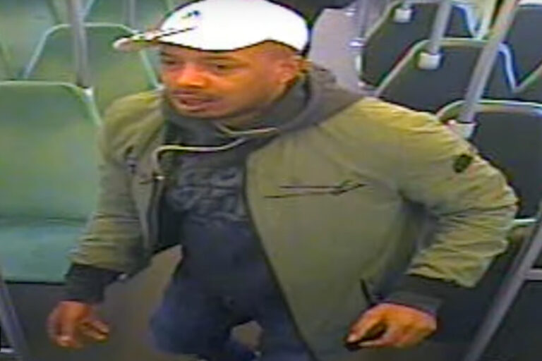 Politie deelt beelden van agressieve man die medepassagier in metro mishandelt