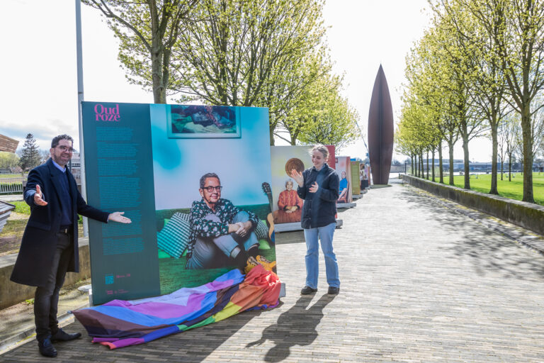 Tentoonstelling ‘Oudroze’ in Vuykpark is eerbetoon aan oudere lhbtiqa+’ers